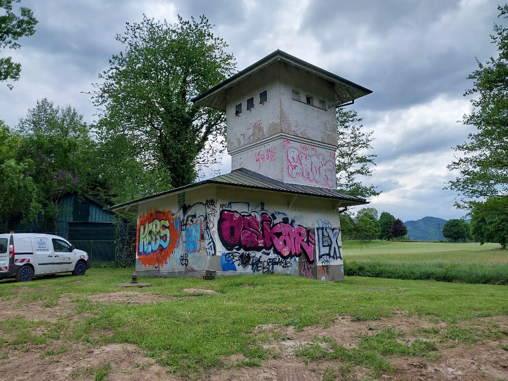 Machbarkeitsstudie zum Tiefbrunnen 1 Graffiti an einem alten Gebäude - Das Bild vom 7. Mai 2025 (13:52 Uhr) zeigt einen weiteren Innenraum der Machbarkeitsstudie zum Tiefbrunnen, mit Fokus auf bauliche oder technische Details wie Rohrleitungen, Messgeräte oder Konstruktionspläne in einem Objekt unter Untersuchung. Es unterstreicht die fachliche Analyse für Tiefbohrungen und Wassermanagement - Innenansicht Machbarkeitsstudie Tiefbrunnen – Grundmann Wiedemann Gutachten technische Details