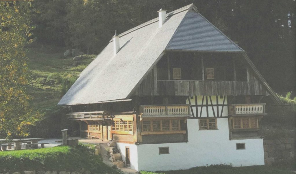 Das Bild zeigt historische Gebäude im Tal, die als „Schmuckstücke“ der regionalen Baukultur gelten. Es zeigt die sorgfältige Sanierung und Erhaltung alter Bausubstanz, bei der der ursprüngliche Charakter und die historische Identität der Gebäude bewahrt wurden.