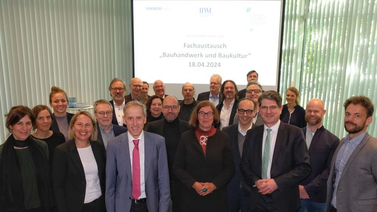 Gruppenfoto bei einer Veranstaltung - Das Bild zeigt den Fachaustausch Handwerk und Baukultur in Düsseldorf, bei dem Handwerker, Architekten und Experten über aktuelle Themen des Erhalts und der Modernisierung historischer Gebäude sprechen. - Fachaustausch Handwerk und Baukultur in Düsseldorf: Experten im Dialog zum Erhalt historischer Gebäude.