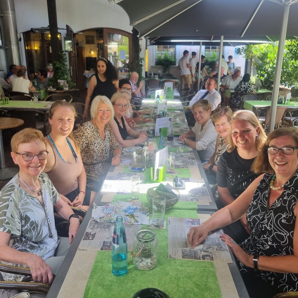 Das Bild zeigt den Lady Business Lunch am 30.07.2024, bei dem Frauen aus Wirtschaft, Architektur und anderen Branchen im Austausch zu beruflichen Themen und Networking zusammenkommen. Lady Business Lunch 2024: Frauen im Austausch zu Networking und beruflicher Entwicklung.