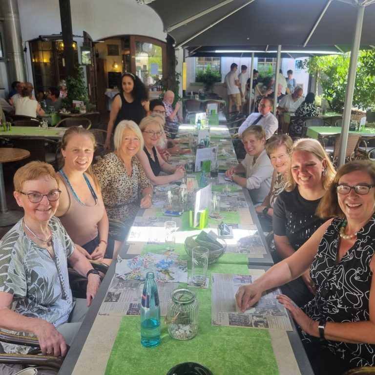 Das Bild zeigt den Lady Business Lunch am 30.07.2024, bei dem Frauen aus Wirtschaft, Architektur und anderen Branchen im Austausch zu beruflichen Themen und Networking zusammenkommen. Lady Business Lunch 2024: Frauen im Austausch zu Networking und beruflicher Entwicklung.