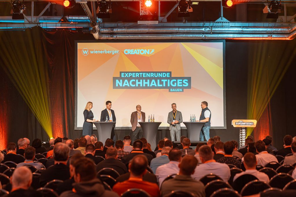 Am 27. November 2025 sprach Dr. Diana Wiedemann vom Grundmann + Wiedemann Architekten auf dem Zukunftstag in Ingolstadt über die Verbindung von Denkmalschutz und zukunftsweisenden Energiekonzepten. Im Fokus: Praktische Beispiele für Klimaschutz in denkmalgeschützten Bauten und Zusammenarbeit mit Denkmalämtern. Wienerberger lud zu Vorträgen, Denkwerkstätten und Networking in der Audi-Halle B ein.