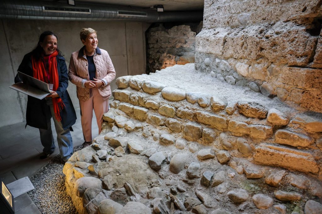 Das Bild zeigt Besucher bei der Nacht/Tag des offenen Denkmals 2025 in Konstanz: Führung durch spätrömisches Kastell oder hochmittelalterliche Bischofsstadt (z. B. Münster, Altstadt), beleuchtete historische Strukturen oder Eröffnungsevent – im Kontext der Denkmalreise BW. Alternativer Text Nacht Tag offenes Denkmal Konstanz 2025 Kastell Bischofsstadt Führung Grundmann Wiedemann Freiburg.