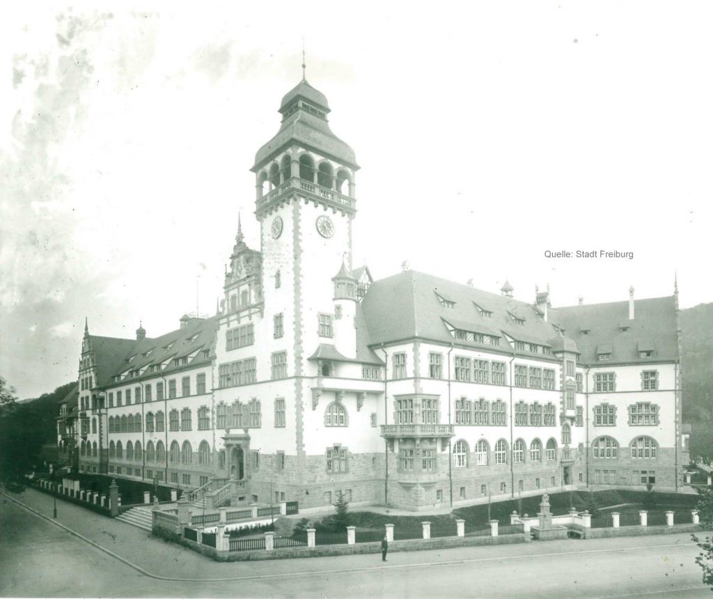 LT historische Fassade Nord West mit Quelle 1
