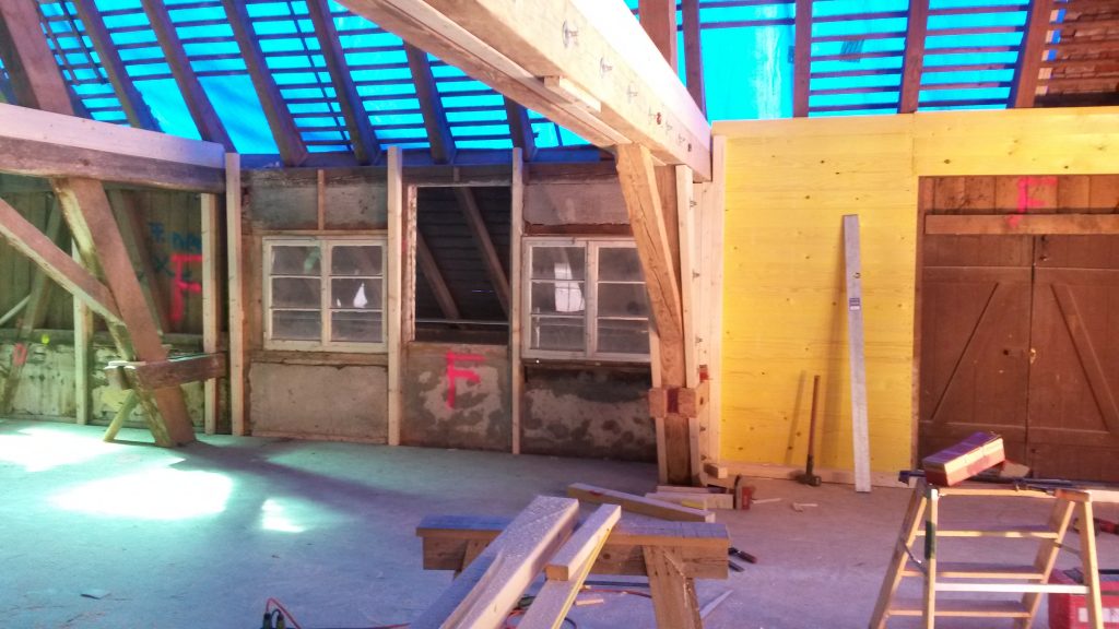 Das Bild zeigt ein Gutachten-Detail zum Simon-Veit-Haus in Emmendingen (Baujahr vor 1727): Schäden an Tragkonstruktion oder Fassade, wie Risse, Feuchtigkeit oder Abplatzungen an historischer Bausubstanz – Teil der Gutachtenerstellung für Denkmalschutz und Sanierungsplanung. Simon-Veit-Haus Emmendingen Gutachten Tragkonstruktion Fassadenschäden Denkmalschutz Architekten Freiburg 2017.