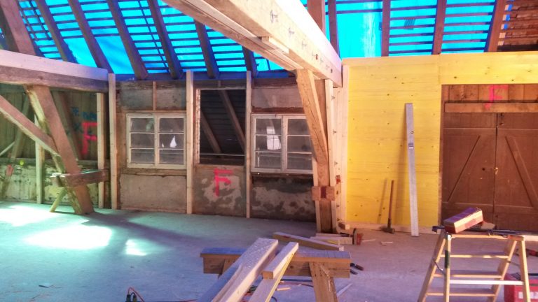 Das Bild zeigt ein Gutachten-Detail zum Simon-Veit-Haus in Emmendingen (Baujahr vor 1727): Schäden an Tragkonstruktion oder Fassade, wie Risse, Feuchtigkeit oder Abplatzungen an historischer Bausubstanz – Teil der Gutachtenerstellung für Denkmalschutz und Sanierungsplanung. Simon-Veit-Haus Emmendingen Gutachten Tragkonstruktion Fassadenschäden Denkmalschutz Architekten Freiburg 2017.