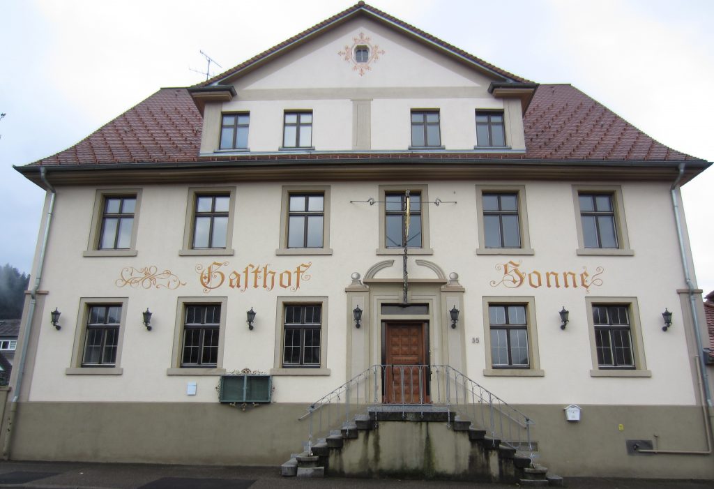 Das Bild zeigt di oder Umsetzung am Gasthaus Sonne Bleibach: Neue Dämmung, Fenster oder Heizsysteme an historischer Fassade, mit Fokus auf energetische Verbesserung und Denkmalschutz – typisch für moderne Sanierungsmaßnahmen. Gasthaus Sonne Bleibach Energieberatung Sanierung Denkmalschutz Freiburg Grundmann Wiedemann