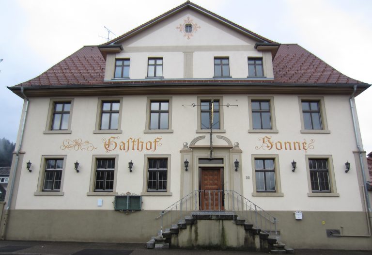 Das Bild zeigt di oder Umsetzung am Gasthaus Sonne Bleibach: Neue Dämmung, Fenster oder Heizsysteme an historischer Fassade, mit Fokus auf energetische Verbesserung und Denkmalschutz – typisch für moderne Sanierungsmaßnahmen. Gasthaus Sonne Bleibach Energieberatung Sanierung Denkmalschutz Freiburg Grundmann Wiedemann